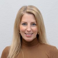Birte Schwab - Content Creation Manager: Smiling woman with light freckles and shoulder-length blonde hair.